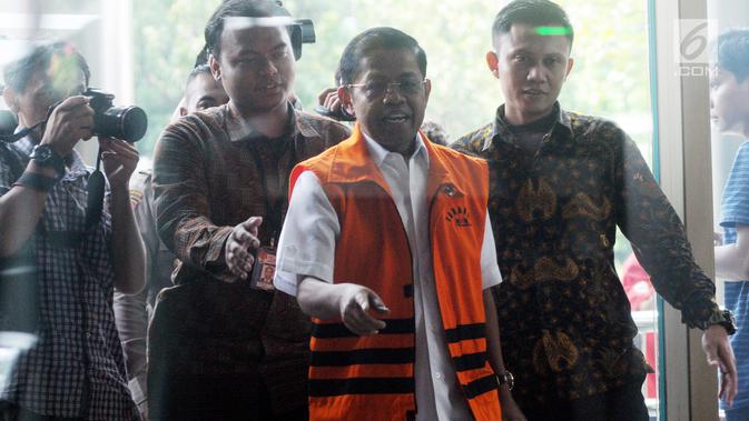 Mantan Menteri Sosial, Idrus Marham tiba untuk menjalani pemeriksaan di Gedung KPK, Jakarta, Jumat (16/11). Idrus Marham diperiksa sebagai tersangka dalam kasus suap kesepakatan kontrak kerja sama pembangunan PLTU Riau-1. (Merdeka.com/Dwi Narwoko)