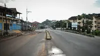 Jalanan kosong di Ibu Kota Sierra Leone, Freetown akibat pemberlakuan jam malam nasional karena tahanan lepas. (Saidu Bah/AFP)