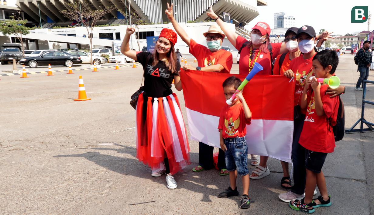 Sejumlah pendukung Indonesia berfoto bersama saat menunggu laga kedua Grup A Sepak Bola SEA Games 2023 antara Timnas Indonesia melawan Timnas Myanmar di Olympic Stadium, Phnom Penh, Kamboja, Kamis (04/05/2023). Skuad asuhan Indra Sjafri tersebut berhasil menang dengan skor telak 5-0. (Bola.com/Gregah Nurikhsani)