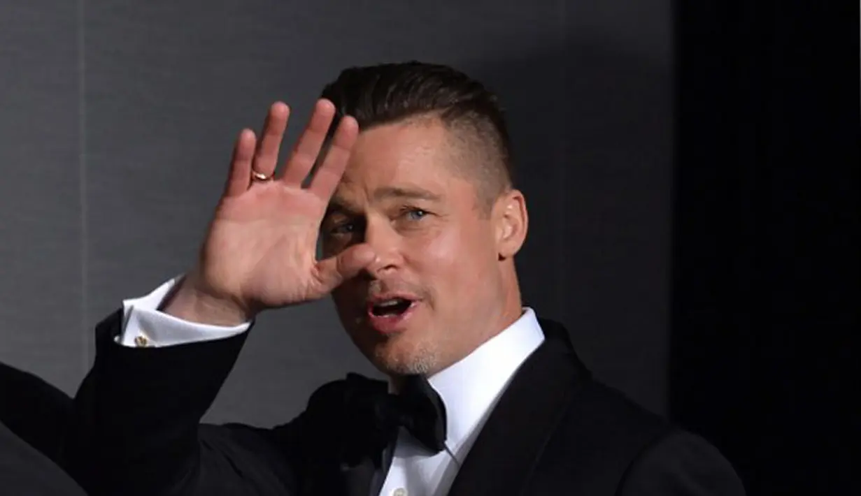 Melansir Hollywoodlife.com, seorang sumber mengatakan Pitt tengah fokus untuk melakukan hal yang lebih pasca bercerai. Ia juga akan menjadi sosok ayah yang baik untuk anak-anaknya. (AFP/Bintang.com)