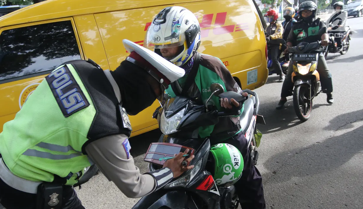 Polisi menghentikan pengendara ojek online saat menggelar Operasi Keselamatan Jaya 2018  di Jalan Letjen Suprapto, Jakarta Pusat, Senin (5/3). Operasi Keselamatan Jaya ini diisi 80 persen kegiatan preemtif dan preventif. (Liputan6.com/Arya Manggala)