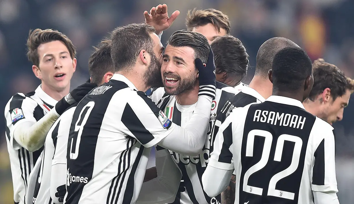 Pemain Juventus merayakan gol Gonzalo Higuain ke gawang Genoa pada laga 16 besar Coppa Italia 2017-2018 di Allianz Stadium, Rabu (20/12). Higuain menyumbang satu gol kemenangan Juventus 2-0 atas Genoa. (Alessandro di Marco/ANSA via AP)
