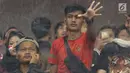 Suporter meluapkan ekspresi saat menyaksikan laga Timnas Indonesia U-19 melawan Jepang U-19 pada perempat final Piala AFC U-19 2018 di Stadion GBK, Jakarta, Minggu (28/10). Indonesia kalah 0-2. (Liputan6.com/Helmi Fithriansyah)