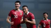 Selebrasi pemain Timnas Indonesia, Rizky Ridho (kanan) bersama rekannya Elkan Baggott setelah mencetak ogl ketiga ke gawang Burundi pada laga pertama persahabatan FIFA Matchday di Stadion Patriot Candrabhaga, Bekasi, Sabtu (25/3/2023) malam WIB. (Bola.com/Bagaskara Lazuardi)