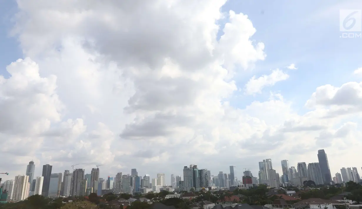Pemandangan gedung bertingkat di Jakarta, Sabtu (28/4). Menurut Menteri Koordinator Bidang Perekonomian Darmin Nasution, pertumbuhan ekonomi wajib meningkat hingga 6 persen lebih mulai 2019. (Liputan6.com/Angga Yuniar)