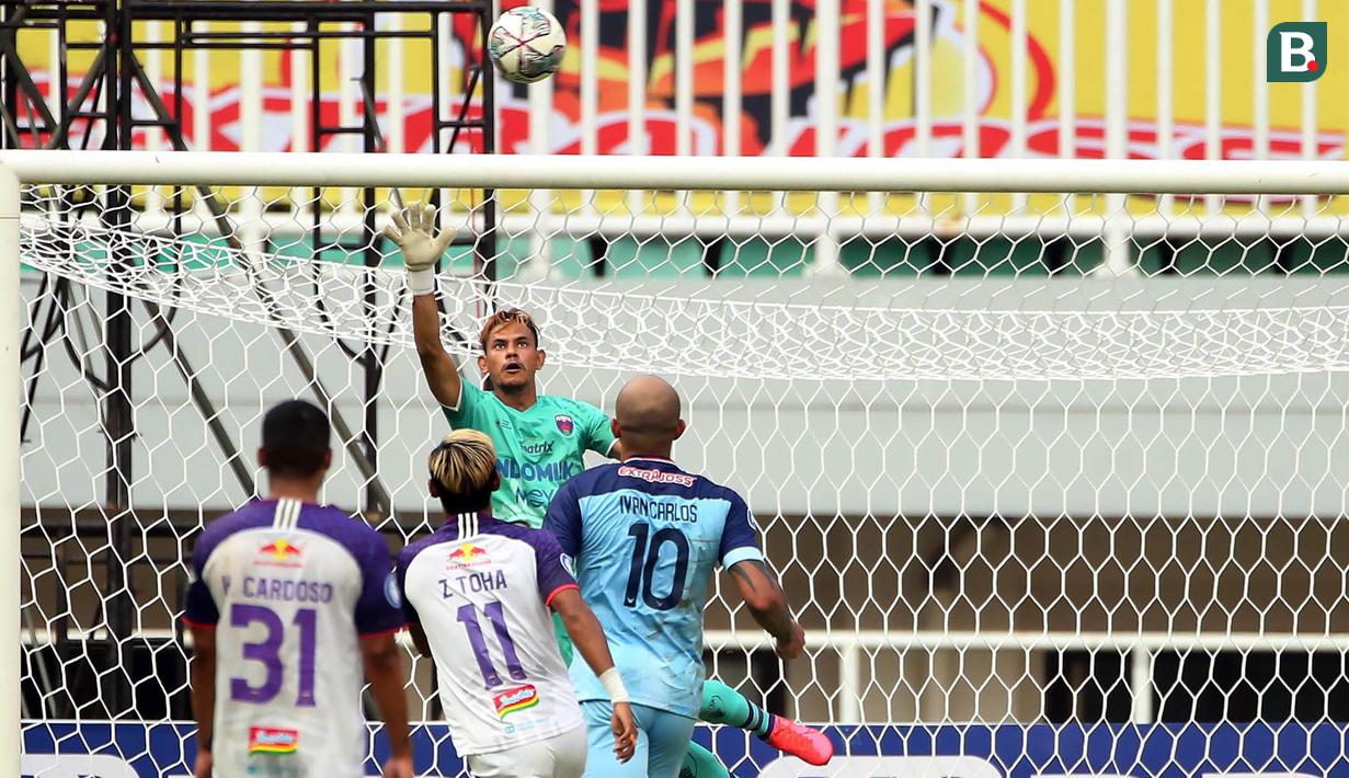 Penjaga gawang Persita Tangerang, Rahmanuddin tampil apik dengan menghalau serangan Persela. (Bola.com/Ikhwan Yanuar)