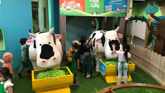 Ide Menyenangkan untuk Isi Liburan Akhir Tahun dengan Aktivitas Memerah Susu Sapi yang Latih Motorik Anak