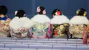 Sejumlah gadis berkumpul mengenakan kimono, pakaian tradisonal Jepang, untuk upacara Coming of Age Day atau Hari Kedewasaan di Tokyo Disneyland, di Urayasu, Senin (13/1/2020). Hari Kedewasaan ini merupakan hari yang penting bagi mereka yang telah menginjak usia 20 tahun. (Kazuhiro NOGI/AFP)