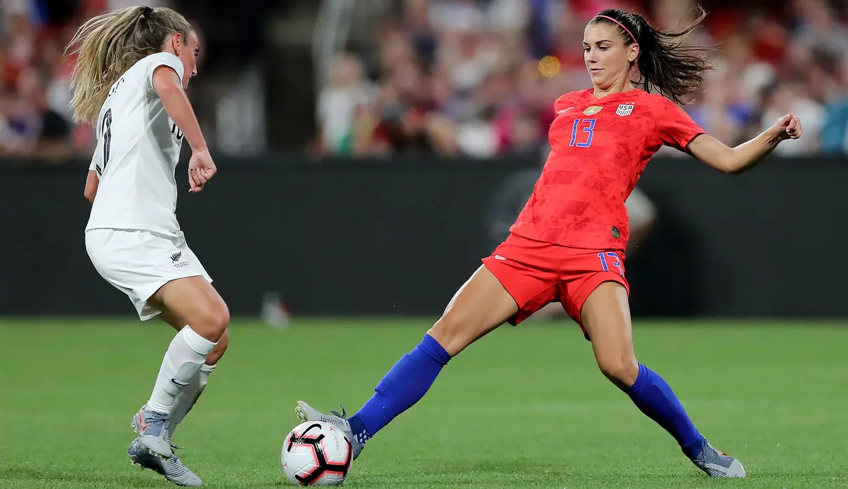Penyerang Timnas Amerika Serikat, Alex Morgan, berebut bola dengan pemain timnas New Zealand di Busch Stadium pada 16 Mei 2019. (AFP/Elsa/Getty Images)