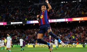 Pemain Barcelona Raphinha merayakan gol dalam laga La Liga Spanyol antara Barcelona vs Racing Santander di Barcelona, Spanyol, Rabu, 16 September 2026. (AP Photo/Joan Monfort)