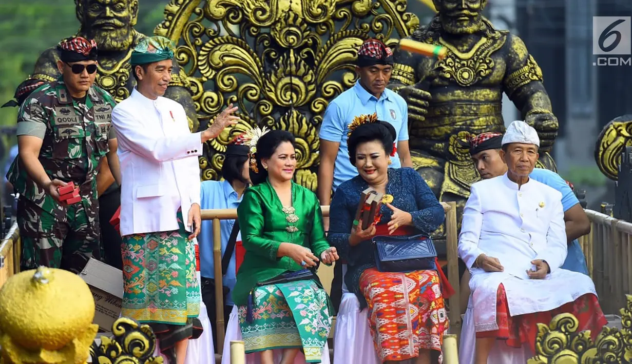 Presiden Joko Widodo didampingi Ibu Negara Iriana mengenakan pakaian adat saat menghadiri pawai pembukaan Pesta Kesenian Bali (PKB) ke-40 di Bali (23/6). (Liputan6.com/Pool/Biro Pers Setpres)
