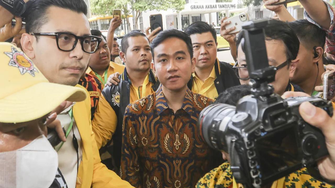 Airlangga tidak mengungkap dengan siapa komunikasi itu dilakukan. Serta apa saja yang dibicarakan.<br>