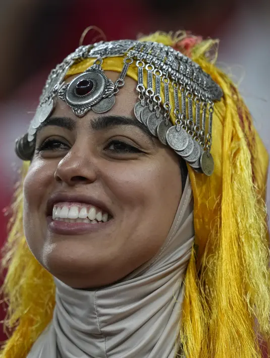 Fans wanita Maroko tersenyum menunggu dimulainya pertandingan grup F Piala Dunia 2022 antara Kanada dan Maroko di Stadion Al Thumama di Doha, Qatar, Kamis, 1 Desember 2022. (AP Photo/Frank Augstein)