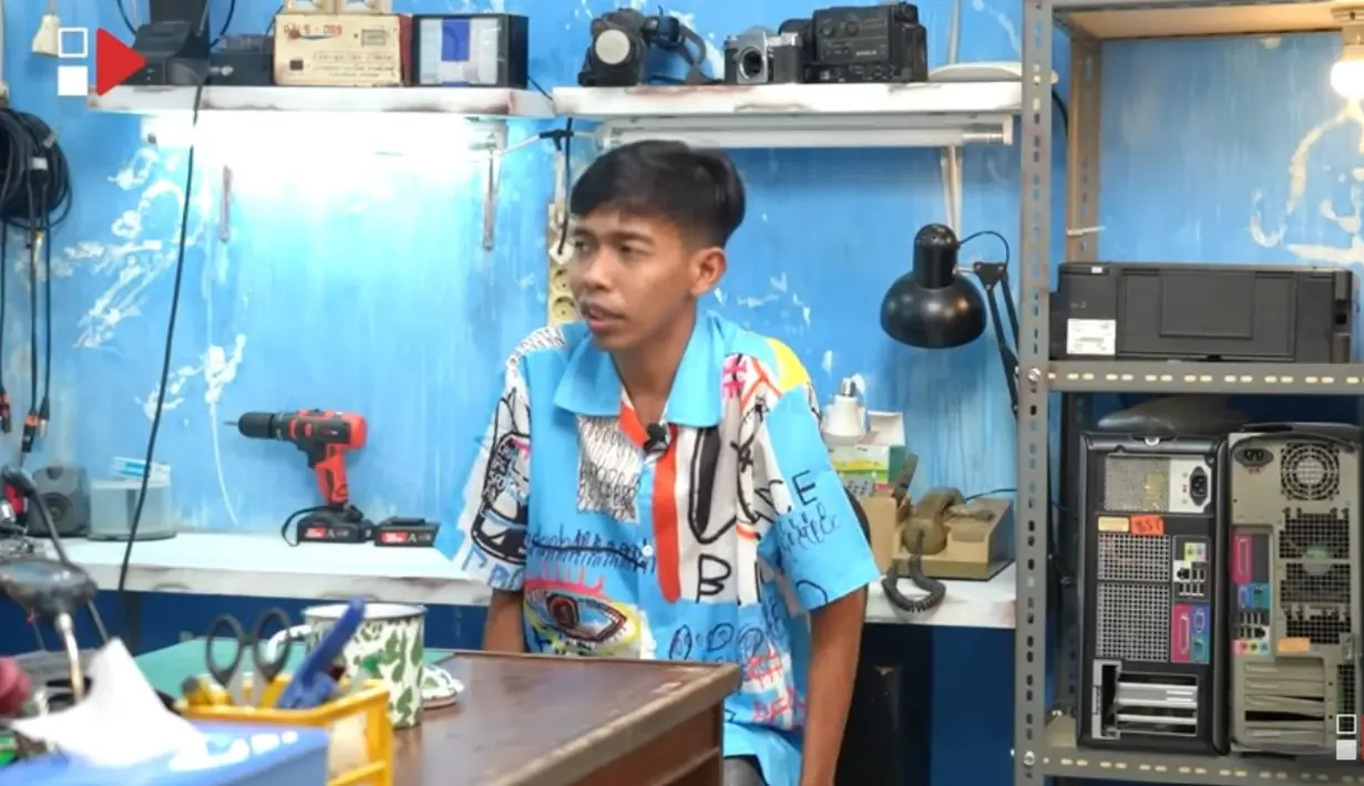 "Gue kerja cleaning service, nggak lama masuk OVJ. Lalu balik ke Bandung untuk melamar dia. Jadi artis walaupun cuma artis sebulan, berarti bulan puasa doang, artis Ramadan," lanjut Dede Sunandar. [Youtube/HAS Creative]