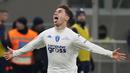 Pemain Empoli, Tommaso Baldanzi, melakukan selebrasi usai mencetak gol ke gawang Inter Milan pada laga Liga Italia di Stadion Giuseppe Meazza, Milan (23/1/2023). I Nerazzurri dipaksa menyerah oleh gol semata wayang yang dicetak Tommaso Baldanzi. (AP Photo/Luca Bruno)