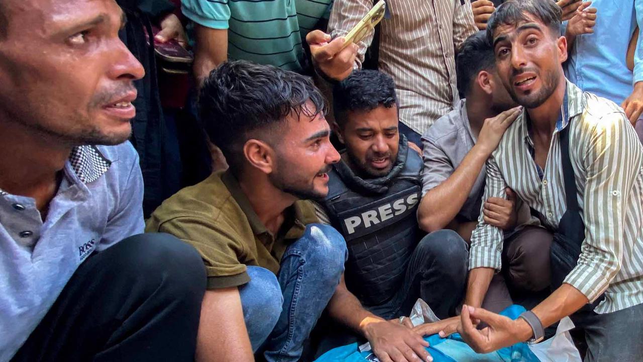 FOTO: Serangan Israel ke RS Nasser Tewaskan 5 Jurnalis, Total 245 Wartawan Gugur di Gaza