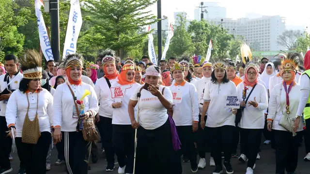 Iriana Joko Widodo juga melakukan jalan sehat keluarga ini bersama sejumlah peserta disabilitas (Foto: Muchlis Jr - Biro Pers Sekretariat Presiden)
