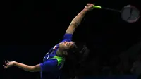 Gregoria Mariska berusaha melakukan smash saat melawan unggulan keempat Ratchanok Intanon pada babak kedua Indonesia Open 2018 di Istora Senayan, Jakarta, (5/6/2018). Ratchanok Intanon menang 21-11 17-21 21-14. (Bola.com/Nick Hanoatubun)