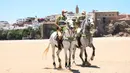 Sejumlah tentara berkuda berpatroli di sebuah pantai di Sale, Maroko, pada 14 Juni 2020. Maroko pada 14 Juni 2020 mengumumkan 101 infeksi baru COVID-19, menambah jumlah kasus terkonfirmasi di negara Afrika Utara tersebut menjadi 8.793. (Xinhua/Chadi)