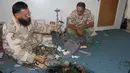 Anggota militer Libya menjinakkan bom rakitan milik militan ISIS di Sirte (5/9). Setelah berhasil menaklukkan salah satu markas ISIS, Militer Libya menemukan bom rakitan dan senjata peledak lainnya yang masih aktif. (REUTERS/Hani Amara)