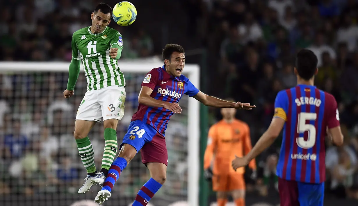 <p>Pemain Real Betis Juanmi (kiri) berebut bola dengan pemain Barcelona Eric Garcia pada pertandingan sepak bola La Liga Spanyol di Stadion Benito Villamarin, Seville, Spanyol, 7 Mei 2022. Barcelona menang 2-1. (AP Photo/Jose Breton)</p>
