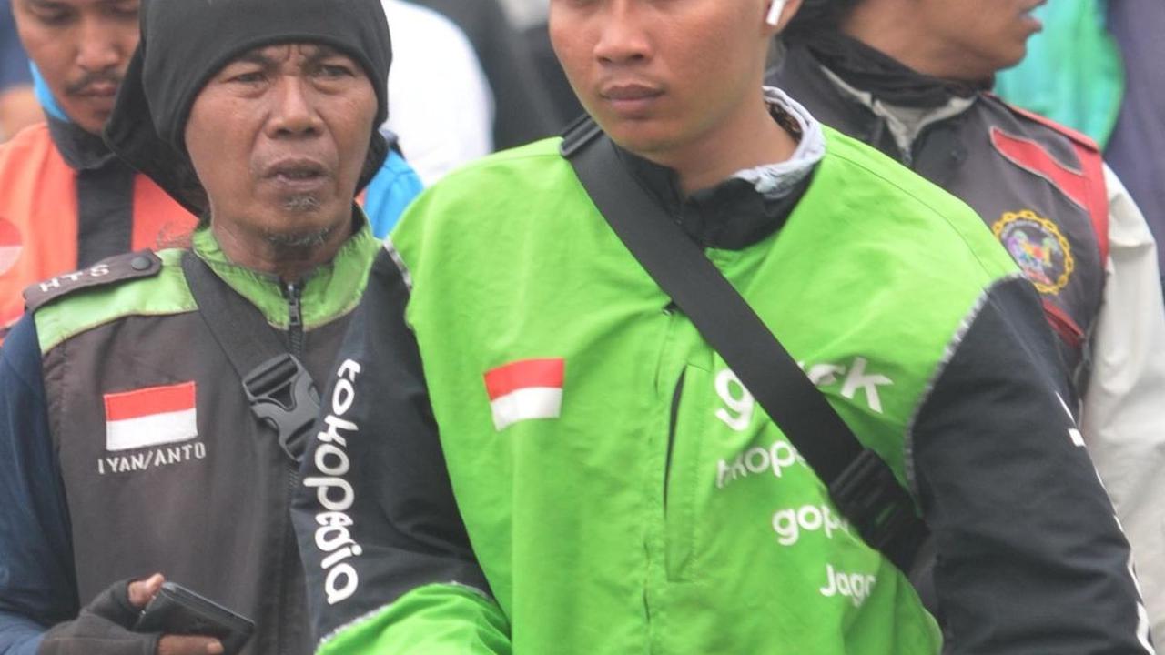 "<b><i>Barang beratnya 30 kilogram, seharusnya tidak bisa dibawa pakai motor. Tapi sama pihak aplikator malah diarahkan ke kita yang bawa motor</i></b>," ucapnya. Foto: merdeka.com / Imam Buhori