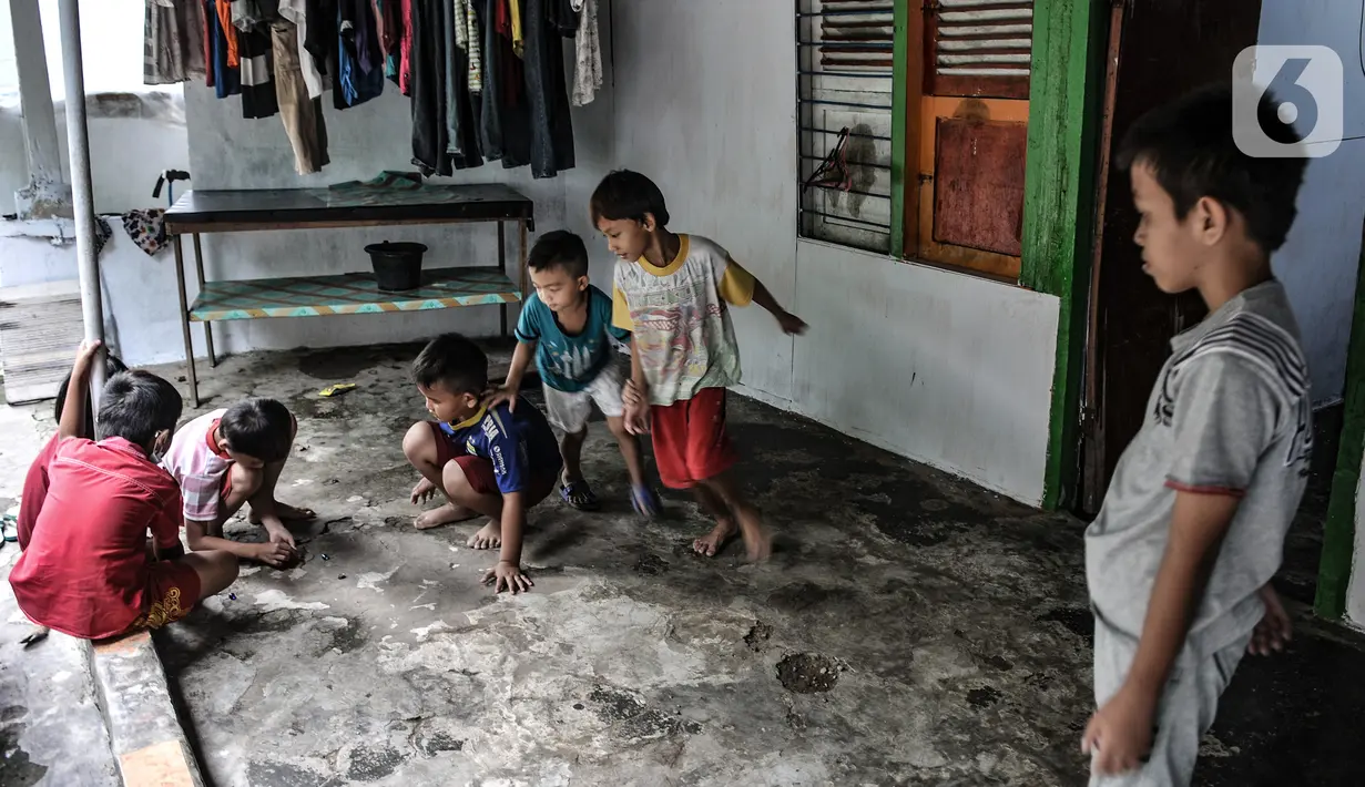 Anak-anak bermain di Kampung Tehyan, Tangerang, Banten, Selasa (9/2/2021). Nama 'benteng' merujuk pada benteng Belanda yang mengelilingi daerah tersebut pada tahun 1684. (merdeka.com/Iqbal S. Nugroho)