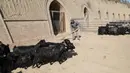 Seorang staf membersihkan sebuah peternakan milik koperasi pembiakan kambing hitam di Desa Wangwan, wilayah Zhenyuan di Provinsi Gansu, China, 21 Januari 2021. Wilayah Zhenyuan mengubah gua tempat tinggal yang ditelantarkan menjadi kandang kambing dalam beberapa tahun terakhir. (Xinhua/Ma Sha)