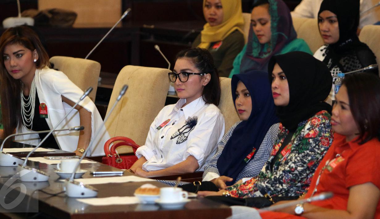 Sejumlah pekerja seni hadir dalam Sosialisasi 4 Pilar di Komplek Parlemen Senayan, Jakarta, (7/4). Sosialisasi 4 pilar ini di gagas oleh fraksi PKB mengajak serta para pekerja seni.(Liputan6.com/JohanTallo)