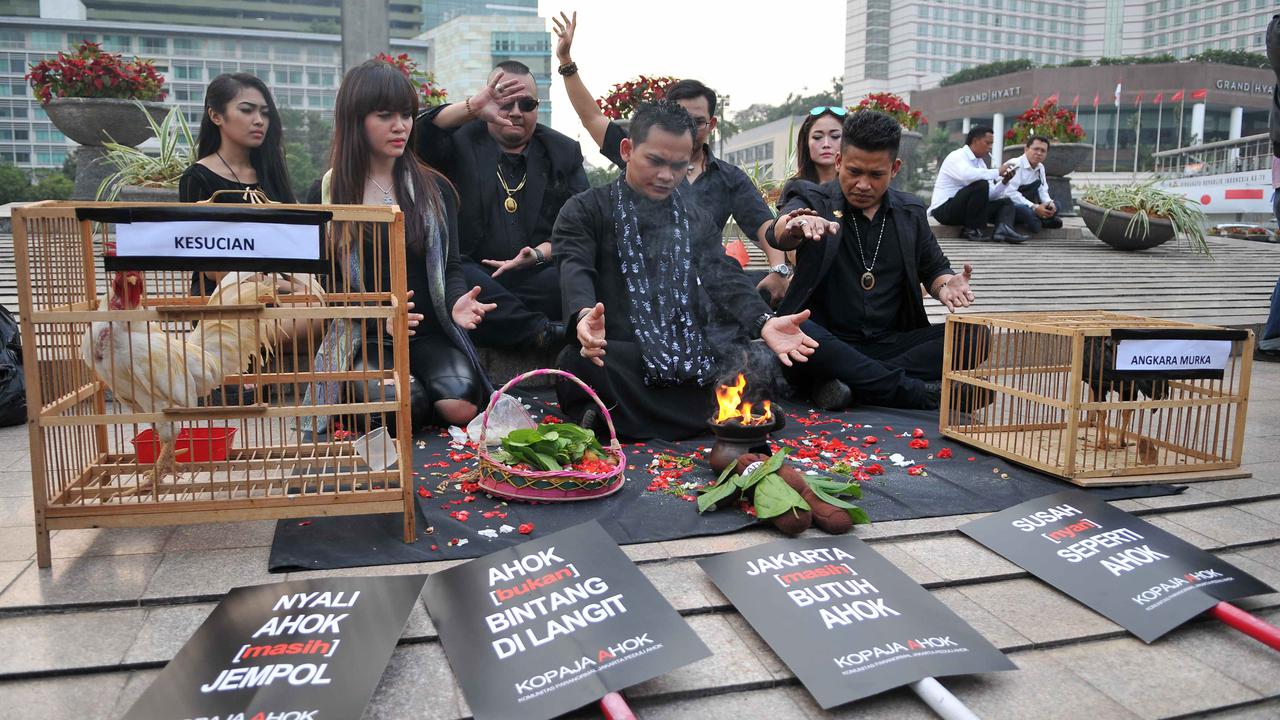 7 Paranormal Bakar Kemenyan untuk Ahok di Bundaran HI