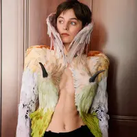 Penampilan unik Emma Louise Corrin yang tampil bak burung eksotis di Schiaparelli Couture 2026 (@emmalouisecorrin)