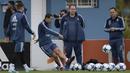 Angel Di Maria berlatih tendangan bebas saat sesi latihan jelang laga kualifikasi Piala Dunia 2018 di Ezeiza, Buenos Aires, (3/10/2017).  Argentina akan melawan Peru pada 6 oktober 2017. (AFP/Juan Mabromata)