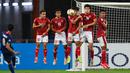 Singapura pun unggul 2-1 melalui eksekusi tendangan bebas Shahdan Sulaiman pada menit ke-74. Gol tersebut lahir 7 menit setelah Singapura tampil dengan 9 pemain usai Irfan Fandi kembali diusir wasit dan 9 menit setelah Egy Maulana Vikri dimasukkan Shin Tae-yong. (AFP/Roslan Rahman)