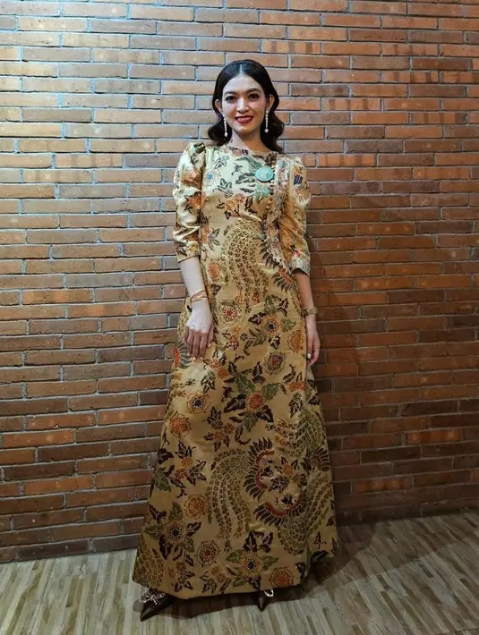 Dengan gaun ini, Selvi Ananda terlihat glamor dengan anting gantung mutiara dan heels berpita. [@mel_ahyar]