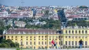 Para pengunjung berjalan-jalan di taman Istana Schoenbrunn di Wina, Austria, pada 21 September 2020. (Xinhua/Guo Chen)