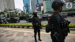 Sejumlah anggota satuan Brimob bersiaga di kawasan Bundaran HI, Jakarta, Kamis (1/4/2021). Pasca penyerangan yang terjadi di Mabes Polri, aparat kepolisian memperketat penjagaan dan pengamanan di ruang publik ibu kota. (Liputan6.com/Faizal Fanani)