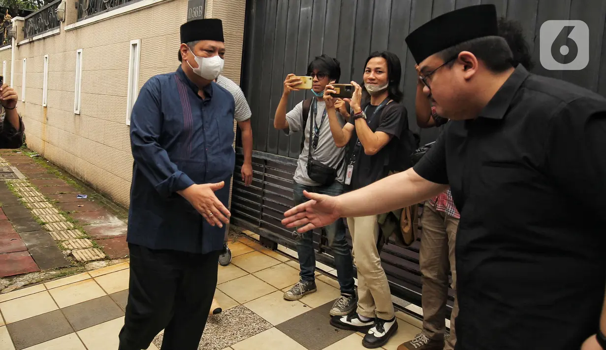 Menteri kordinasi perekonomian Airlangga Hartarto saat melayat almarhumah Koesni Harningsih, istri Kepala Staf Presiden Moeldoko di Jalan Terusan Lembang Nomor D54, Menteng, Jakarta, Minggu (12/3/2023). Istri Kepala Staf Presiden (KSP) Moeldoko tersebut meninggal dunia di usia 63 tahun setelah menjalani perawatan di ICCU RSPAD Kartika Gatot Subroto dan rencananya akan dimakamkan di Taman Makam Pahlawan Bahagia, Tangerang Selatan. (Liputan6.com/Angga Yuniar)