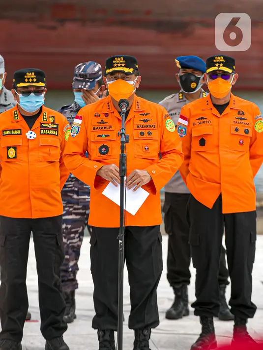 Kepala Basarnas Marsekal Madya TNI (Purn) Bagus Puruhito bersama jajaran memberikan keterangan status operasi SAR di Posko JICT II Tanjung Priok, Jakarta, Jumat (15/1/2021).  Pesawat Sriwijaya Air SJ 182 jatuh di perairan Kepulauan Seribu Sabtu (9/1) petang. (Liputan6.com/Johan Tallo)