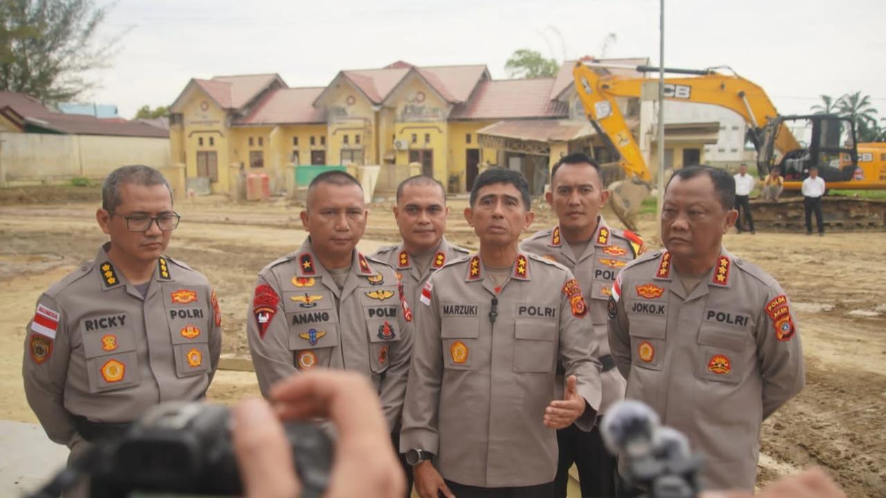 FOTO: Kapolda Aceh Berikan Penghargaan kepada Personel Polri dan Taruna Akpol