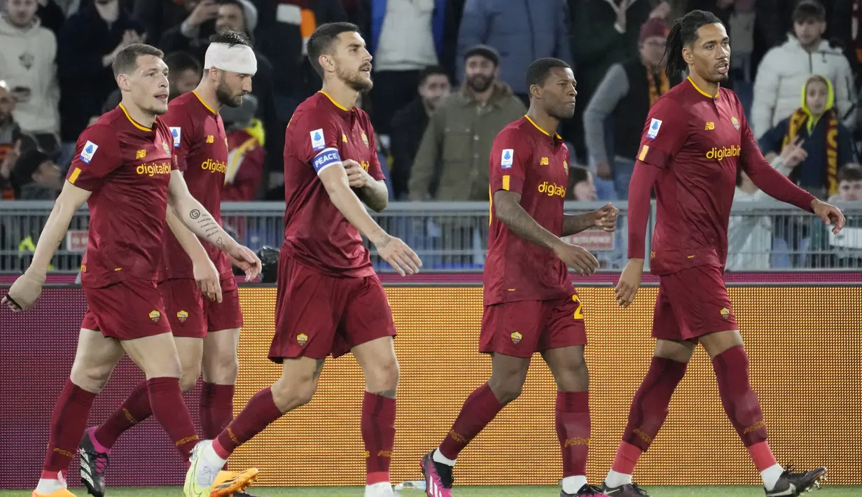 <p>Di babak pertama, AS Roma mendapat penalti pada menit ke-37. Eksekusi penalti bek Bryan Cristante membentur tiang gawang. Namun, bola dimanfaatkan Edoardo Bove untuk membawa Roma unggul 1-0. (AP Photo/Andrew Medichini)</p>