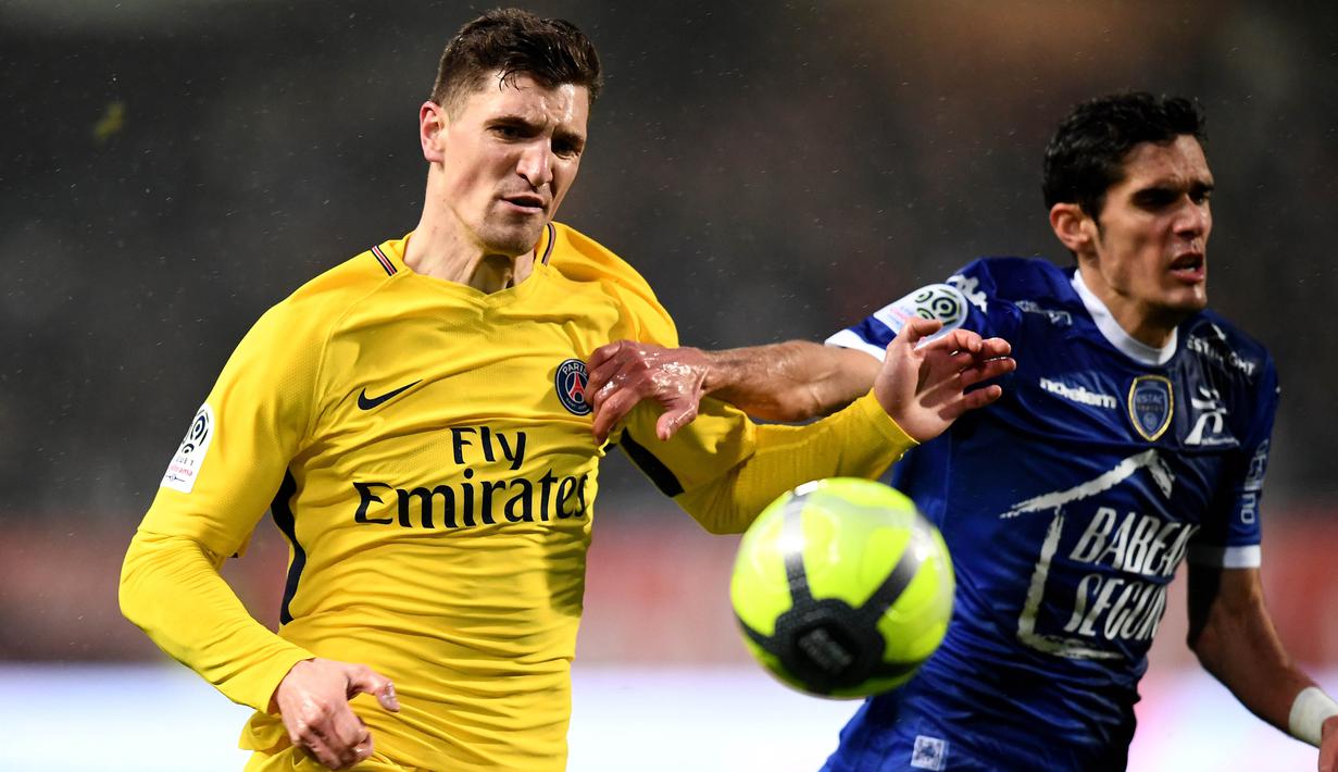 Bek Paris Saint-Germain (PSG), Thomas Meunier, berebut bola dengan gelandang Troyes, Jimmy Giraudon, pada laga Liga 1 Prancis di Stadion Aube, Sabtu (2/2/2018). Troyes takluk 0-2 dari PSG. (AFP/Franck Fife)