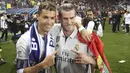 Bintang Real Madrid, Cristiano Ronaldo dan Gareth Bale, foto bersama saat merayakan gelar juara La Liga Spanyol usai menaklukkan Malaga di Stadion La Rosaleda, Malaga, Minggu (21/5/2017). Malaga kalah 0-2 dari Madrid. (EPA/Daniel Perez)