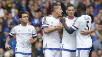 Gelandang Chelsea Nemanja Matic (tengah) mencetak gol balasan ke gawang Everton dalam lanjutan Liga Premier Inggrid di Goodison Park, Sabtu (12/9/2015). (Liputan6.com/Reuters / Andrew Yates Livepic)