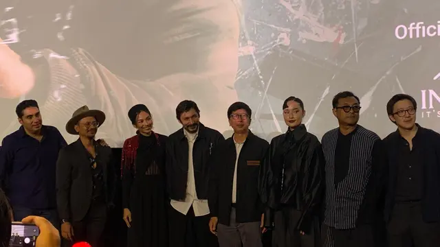 Pemain series Roman Dendam saat konferensi pers di XXI Plaza Indonesia, Jakarta, Sabtu (21/6/2025).
