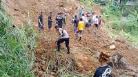 Puluhan warga bersama aparat desa, Babinsa, dan Bhabinkamtibmas langsung bergotong royong membersihkan material longsor yang menutup jalan, Rabu (1/10/2025). (Dok. Istimewa)