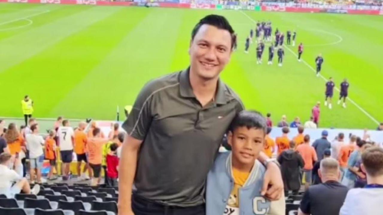 Bapak & Anak Gantengnya 11 12, Potret Christian Sugiono Ajak Sang Putra Saksikan Pertandingan Sepakbola Langsung di Eropa