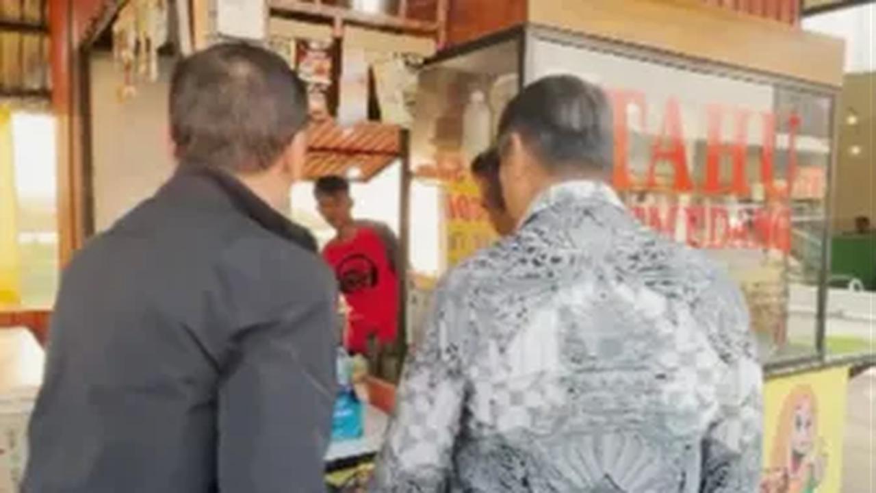 Iriawan atau yang akrab disapa Iwan Bule ini tak bisa memungkiri kelezatan Tahu Sumedang. "Tekstur kriuk yang memanjakan lidah, memang menjadi ciri khas tersendiri dari Tahu Sumedang," ujarnya.<br>