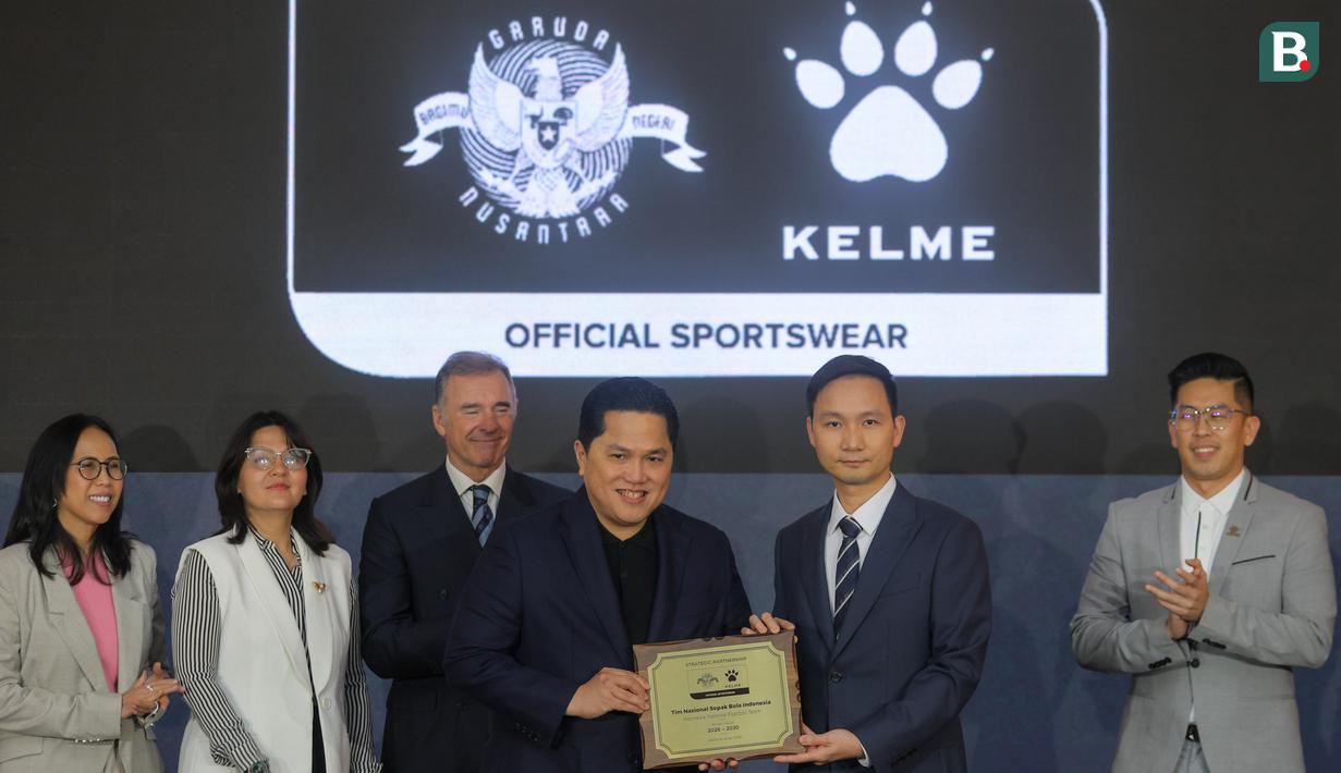 Ketua Umum Persatuan Sepak Bola Seluruh Indonesia (PSSI) Erick Thohir (ketiga kanan) menerima plakat kerja sama dari Chairman of CEO Kelme Global, Clinten KE (kedua kanan) disaksikan Waketum II PSSI Ratu Tisha Destria (kedua kiri), Vice Chairman of Kelme Global, Borja Garcia Nieto (ketiga kiri) dan CEO Kelme Indonesia, Kevin Wijaya (kanan) saat perkenalan kerja sama antara PSSI dan Kelme yang berlangsung di Hotel Tribrata, Jakarta, Jumat (23/01/2026). (Bola.com/Bagaskara Lazuardi)