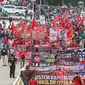 Massa dari berbagai elemen buruh berunjuk rasa di kawasan Patung Kuda, Jakarta, Kamis (22/10/2020). Dalam aksi yang digelar bertepatan dengan setahun pemerintahan Presiden Joko Widodo-Wapres Ma'ruf Amin itu massa meminta dikeluarkannya Perppu pencabutan UU Cipta Kerja. (Liputan6.com/Faizal Fanani)