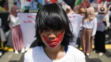 Aktivis Gerakan Perempuan Anti Kekerasan (Gerak Perempuan) di depan Kementerian Pendidikan dan Kebudayaan (Kemdikbud), Jakarta, Senin (10/2/2020). Dalam aksinya, mereka menuntut Mendikbud Nadiem Makarim untuk memecat dosen pelaku kekerasan seksual. (Liputan6.com/Faizal Fanani)